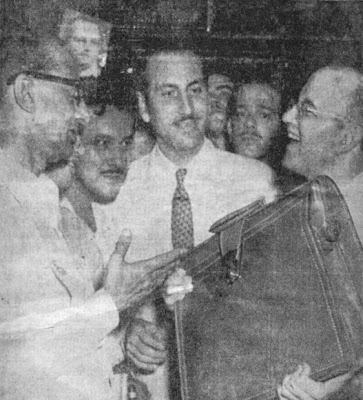 Eduardo Chibás y el maletin de evidencias contra de Aureliano Sanchez Arango. Ministro de Educación y posteriormente fundador de la Triple A.